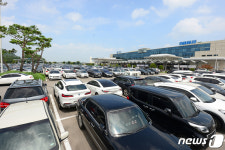 휴가철 광주공항 주차장 가득