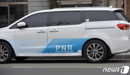 포항 시내 도로에 주차된 PNR승합차