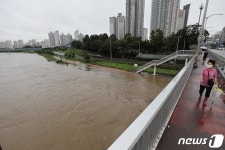 집중호우에 수위 상승한 중랑천