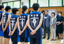 숭의여중 농구부 찾은 최영애·조희연