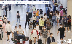 본격 성수기 시작된 제주, 공항 북적북적