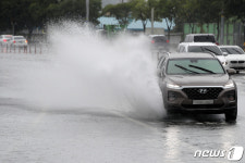 물보라 일으키며 질주