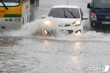 물보라 일으키며 질주