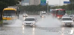 물보라 일으키며 질주