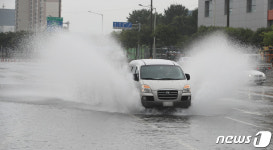 물보라 일으키며 질주
