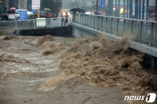 광주천 양동교 위로 범람