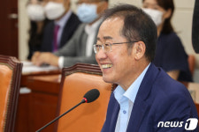 홍준표 정권 붕괴 순간 더 빨리 오는 듯…청와대 치명상