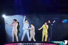 모두 함께 미스터트롯 콘서트 즐겨요!