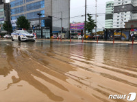 물에 잠긴 광주송정역 앞 도로