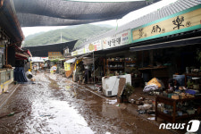 쌓인 펄·쓰레기 언제 다 치우나 화개장터 힘겨운 복구작업