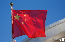 中 민족주의 점입가경, 오성홍기 거꾸로 달면 감옥 간다