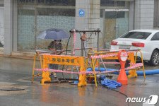 배수 펌프 살펴보는 시민