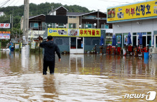 식당·주택 잠기고 도로엔 토사 우르르…인천 폭우에 신음