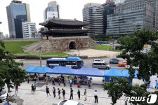 숭례문 앞 선별진료소에 길게 늘어선 줄