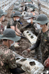 수해 복구 돕는 장병들