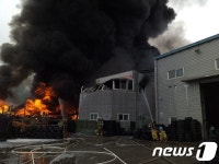 김해 윤활유 창고서 화재 발생