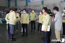 응급복구 마친 재활용선별시설 둘러보는 조명래 장관