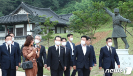 김좌진 장군 참배 마친 정 총리