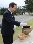 광복절 앞두고 홍주의사총 참배하는 정 총리