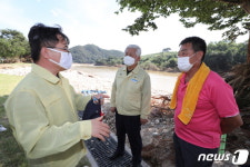 홍정기 차관에게 피해 호소하는 무주군 주민