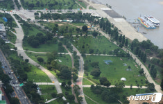 한산한 모습 보이는 한강공원