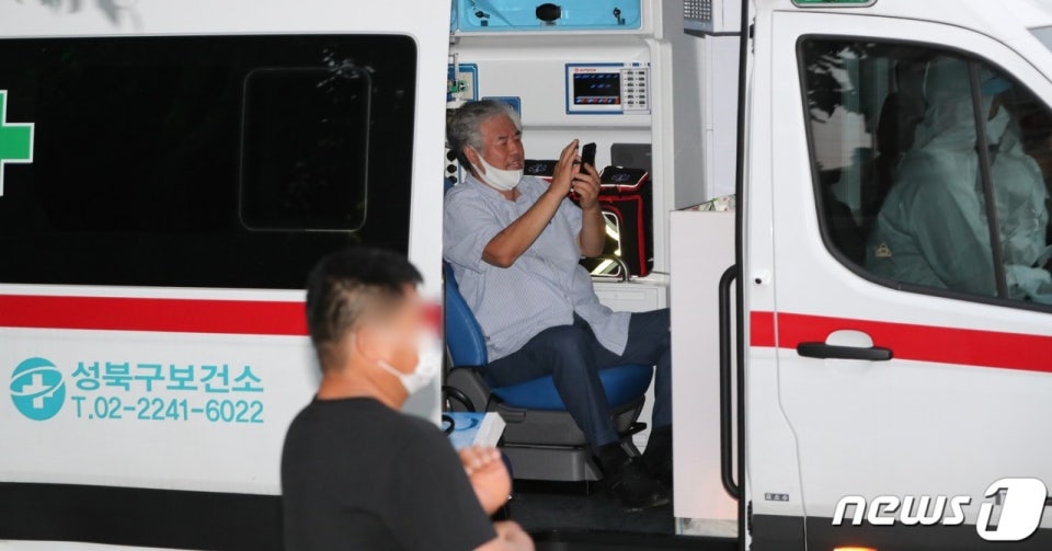 마스크 내린 전광훈 목사 '구급차량 탑승'