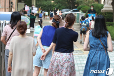 초등학교 개학, 교문 앞 학부모