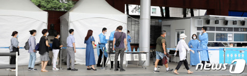 시민들 몰린 신촌세브란스 선별진료소