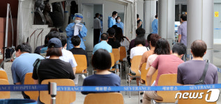 코로나19 검사자 몰린 신촌 세브란스 선별진료소