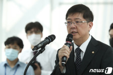 김대중 대통령 서거 11주기 사진전에서 축사하는 김홍걸 의원