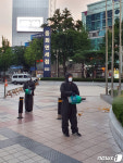 동화면세점 앞 소독하는 서울시