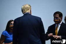 맥샐리 상원과 고사 하원의원 환영받는 트럼프