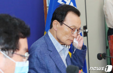 마스크 벗는 이해찬 대표