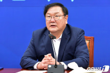 발언하는 김태년 원내대표