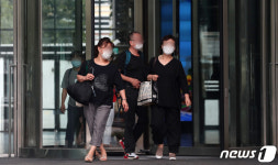 SBS 프리즘타워 확진자 발생에 퇴근하는 직원들