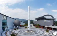 밀양아리랑우주천문대에 높이 22m 누리호 모형