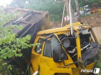 부산 동래 아이파크 후문 4톤 청소차량 추락…인명피해 없어