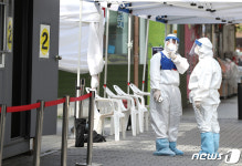 선별진료소 지키는 의료진