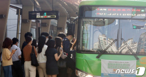 버스기사 확진, 불안한 마음으로 출근하는 시민들