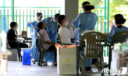 검체 검사받는 인천 서구 불로중학교 학생과 교직원