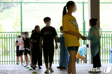 검체 검사 기다리는 인천 서구 불로중학교 학생들