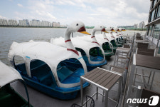 바지선 위로 올라온 오리배들 태풍이 온다