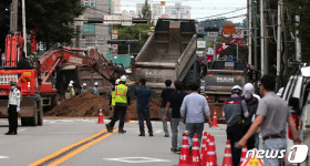 구리 아파트 단지 앞 도로에 싱크홀...복구작업중