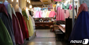 결혼시즌이 돌아왔는데...썰렁한 한복매장