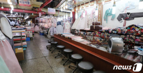 다시 찾아온 결혼성수기...썰렁한 한복매장