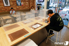 편의점도 거리두고 앉아요