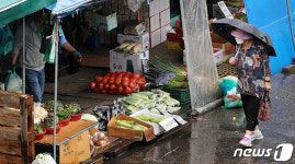 긴 장마에 채소값 28% 급등…소비자물가 두 달 연속 상승