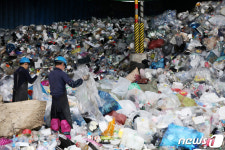 쌓인 일회용 용기들