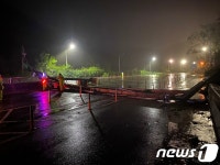 태풍에 쓰러진 철재구조물