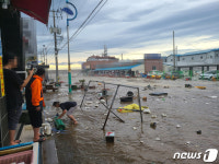 침수된 거리 삼척 임원항 회센터